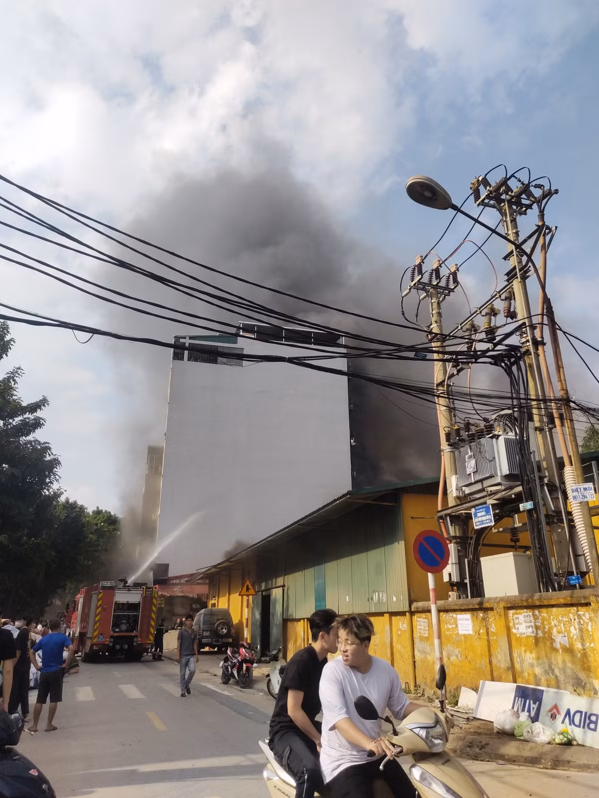 Chay lon tai cua hang co khi, phe lieu o Ha Noi