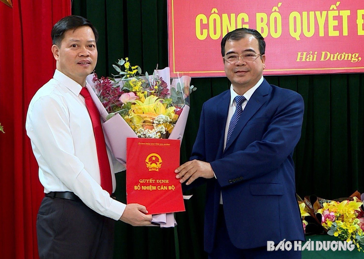Ngày 12/12, UBND tỉnh Hải Dương đã tổ chức hội nghị công bố quyết định về công tác cán bộ tại Sở Công thương. Ông Mạc Thế Phương, Trưởng Phòng Quản lý công nghiệp (Sở Công thương), được bổ nhiệm giữ chức vụ Phó Giám đốc Sở Công thương với thời hạn 5 năm, kể từ ngày 1/12/2023. Ảnh: Báo Hải Dương. 