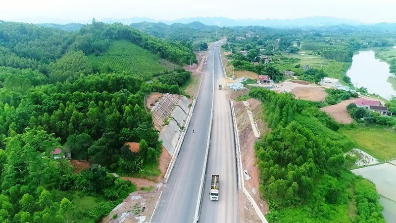 Cao tốc Nghi Sơn - Diễn Châu dài 50 km, điểm đầu trùng với điểm cuối dự án quốc lộ 45 - Nghi Sơn, thuộc xã Tân Trường, thị xã Nghi Sơn, tỉnh Thanh Hóa; điểm cuối nối với cao tốc Diễn Châu - Bãi Vọt, thuộc huyện Diễn Châu, tỉnh Nghệ An. Tổng mức đầu tư dự án gần 7.300 tỷ đồng. Giai đoạn một, tuyến có 4 làn xe, nền đường 17 m, vận tốc thiết kế 80 km/h, không có làn dừng khẩn cấp mà bố trí điểm dừng. Giai đoạn hoàn chỉnh có 6 làn xe, nền đường 32 m, vận tốc thiết kế 100-120 km/h.