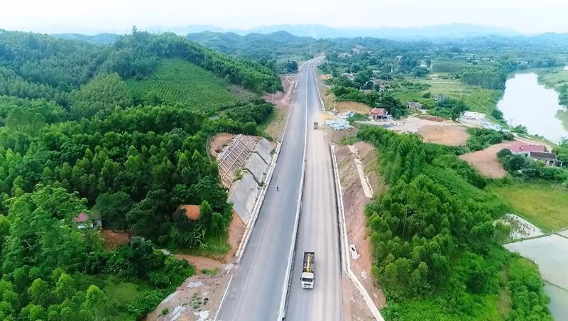 Cao tốc Nghi Sơn - Diễn Châu dài 50 km, điểm đầu trùng với điểm cuối dự án quốc lộ 45 - Nghi Sơn, thuộc xã Tân Trường, thị xã Nghi Sơn, tỉnh Thanh Hóa; điểm cuối nối với cao tốc Diễn Châu - Bãi Vọt, thuộc huyện Diễn Châu, tỉnh Nghệ An. Tổng mức đầu tư dự án gần 7.300 tỷ đồng. Giai đoạn một, tuyến có 4 làn xe, nền đường 17 m, vận tốc thiết kế 80 km/h, không có làn dừng khẩn cấp mà bố trí điểm dừng. Giai đoạn hoàn chỉnh có 6 làn xe, nền đường 32 m, vận tốc thiết kế 100-120 km/h.