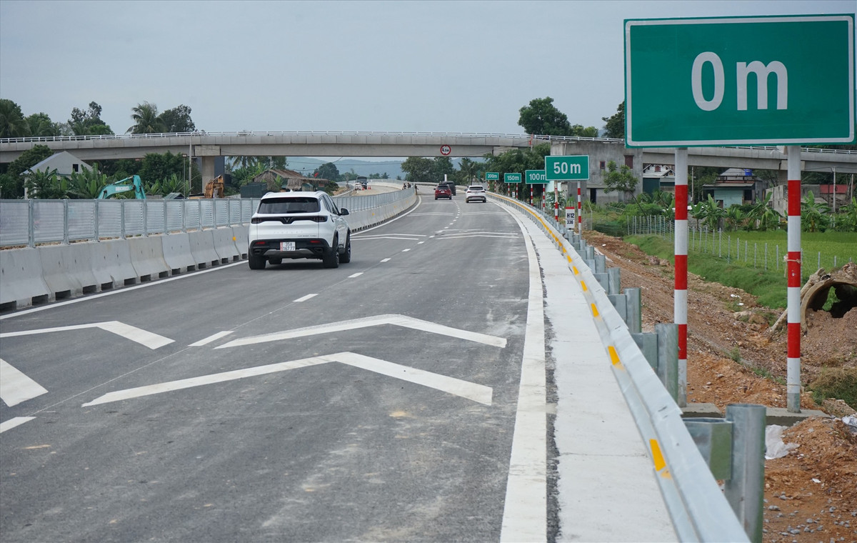 Cao tốc quốc lộ 45 - Nghi Sơn dài hơn 43 km, tổng vốn đầu tư hơn 5.500 tỷ đồng. Khởi công tháng 7/2021, dự án thông xe kỹ thuật dịp 2/9 và khánh thành ngày 18/10. Tuyến này kết nối với cao tốc Mai Sơn - quốc lộ 45 (Ninh Bình - Thanh Hóa) tại nút giao Tân Phúc, huyện Nông Cống và cao tốc Nghi Sơn - Diễn Châu tại xã Tân Trường, thị xã Nghi Sơn. Giai đoạn đầu, cao tốc được xây dựng 4 làn xe, nền đường 17 m, vận tốc thiết kế 80 km/h, không có làn dừng khẩn cấp mà bố trí điểm dừng. Giai đoạn hoàn chỉnh, tuyến đường sẽ có 6 làn xe, nền đường 32 m, vận tốc thiết kế 100-120 km/h.