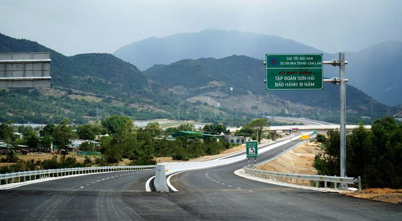 Cao tốc Nha Trang - Cam Lâm dài hơn 49 km, tổng đầu tư hơn 7.600 tỷ đồng, thông xe từ ngày 19/5, hiện chưa thu phí. Giai đoạn đầu dự án quy mô 4 làn xe, điểm đầu tại xã Diên Thọ, huyện Diên Khánh, điểm cuối tại xã Cam Thịnh Tây, TP Cam Ranh. Giai đoạn hoàn chỉnh, đường rộng 32 m, 6 làn xe, trong đó có hai làn khẩn cấp.