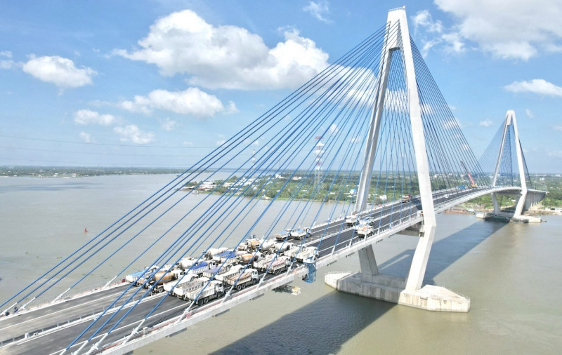Cầu Mỹ Thuận 2 có tổng vốn đầu tư 5.000 tỷ đồng, tổng chiều dài 6,61 km. Công trình có điểm đầu nối với dự án cao tốc Trung Lương - Mỹ Thuận; điểm cuối kết nối cao tốc Mỹ Thuận - Cần Thơ. Dự án khởi công tháng 2/2020, cách cầu Mỹ Thuận hiện hữu 350 m về phía thượng lưu. Trong đó, cầu chính dài hơn 1,9 km, 6 làn xe, vận tốc thiết kế 80 km/h. Đây là dự án cầu dây văng lớn, phức tạp với nhịp chính dài 650 m; hai trụ tháp cao 125,5 m; 128 bó cáp văng và 32 đốt đúc. Công trình đến nay đạt khoảng 97% khối lượng xây lắp.