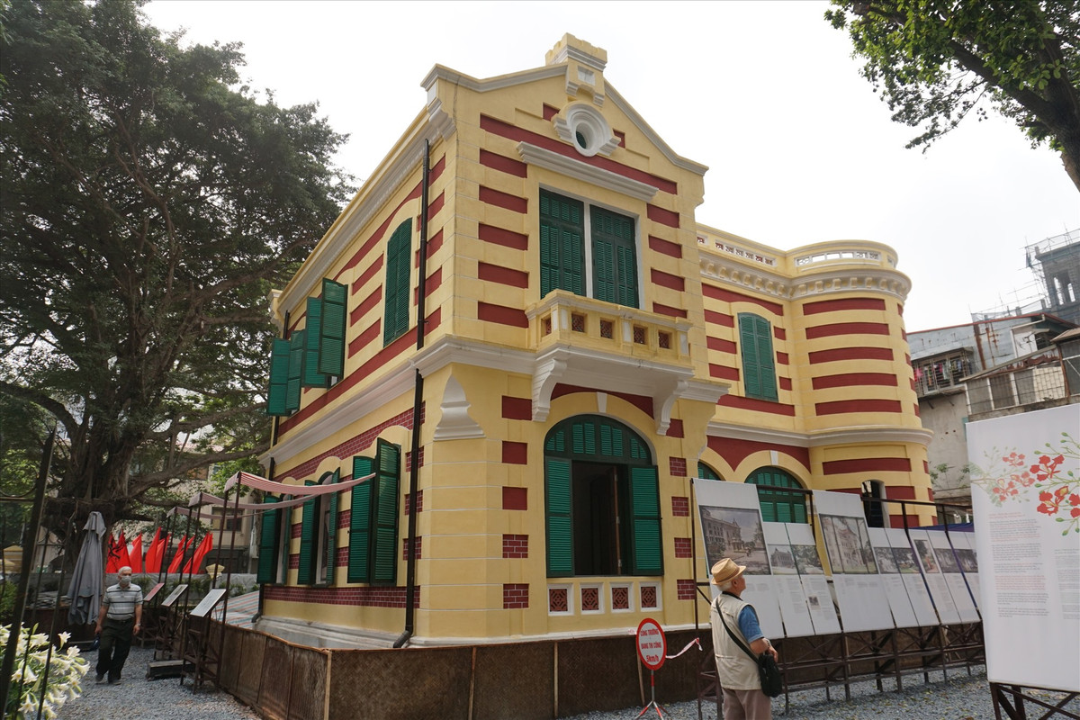  Ngôi biệt thự nằm tại số 49 Trần Hưng Đạo - Hàng Bài, được xây dựng từ thời Pháp, cuối thế kỉ 19. Diện tích gốc của ngôi biệt thự là 1.000m2, đến nay chỉ còn 800m2 do bị cắt một phần phục vụ việc thi công ga ngầm C10 (tuyến đường sắt đô thị số 2 Nam Thăng Long - Trần Hưng Đạo). Dự án được nghiên cứu từ năm 2016 trong khuôn khổ hợp tác giữa thành phố Hà Nội và vùng Ile de France, quận Hoàn Kiếm và cơ quan hợp tác quốc tế vùng Ile de France. Đây là căn biệt thự cổ còn nguyên nhiều giá trị kiến trúc lịch sử, được trùng tu để phát huy giá trị di sản đô thị.