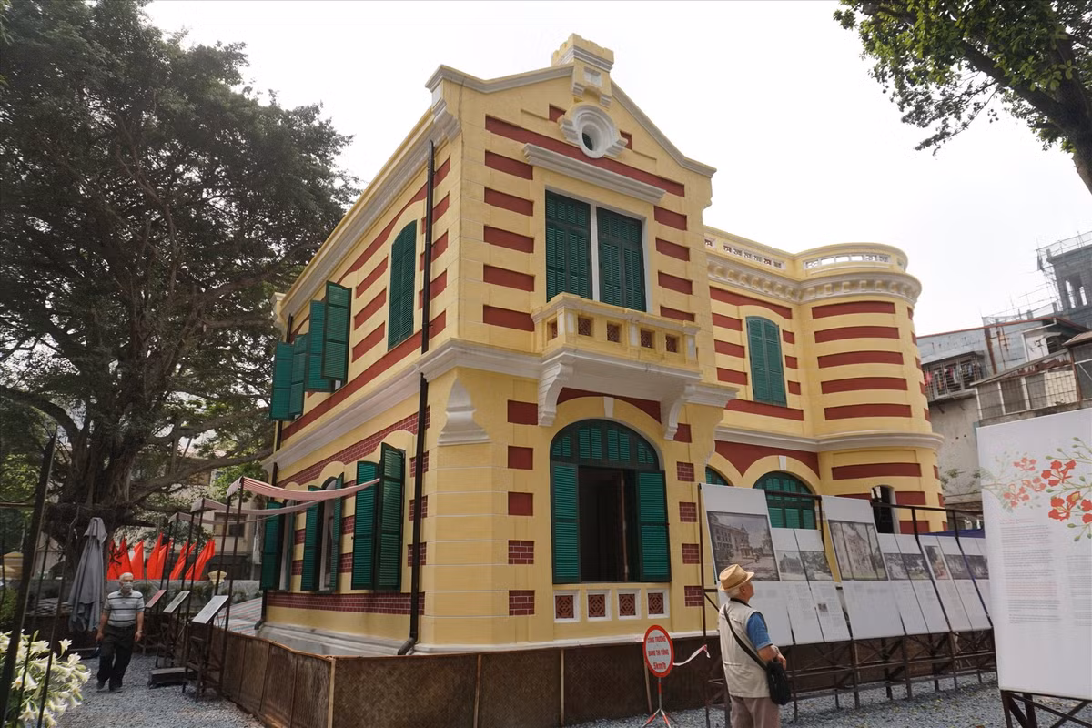  Ngôi biệt thự nằm tại số 49 Trần Hưng Đạo - Hàng Bài, được xây dựng từ thời Pháp, cuối thế kỉ 19. Diện tích gốc của ngôi biệt thự là 1.000m2, đến nay chỉ còn 800m2 do bị cắt một phần phục vụ việc thi công ga ngầm C10 (tuyến đường sắt đô thị số 2 Nam Thăng Long - Trần Hưng Đạo). Dự án được nghiên cứu từ năm 2016 trong khuôn khổ hợp tác giữa thành phố Hà Nội và vùng Ile de France, quận Hoàn Kiếm và cơ quan hợp tác quốc tế vùng Ile de France. Đây là căn biệt thự cổ còn nguyên nhiều giá trị kiến trúc lịch sử, được trùng tu để phát huy giá trị di sản đô thị.