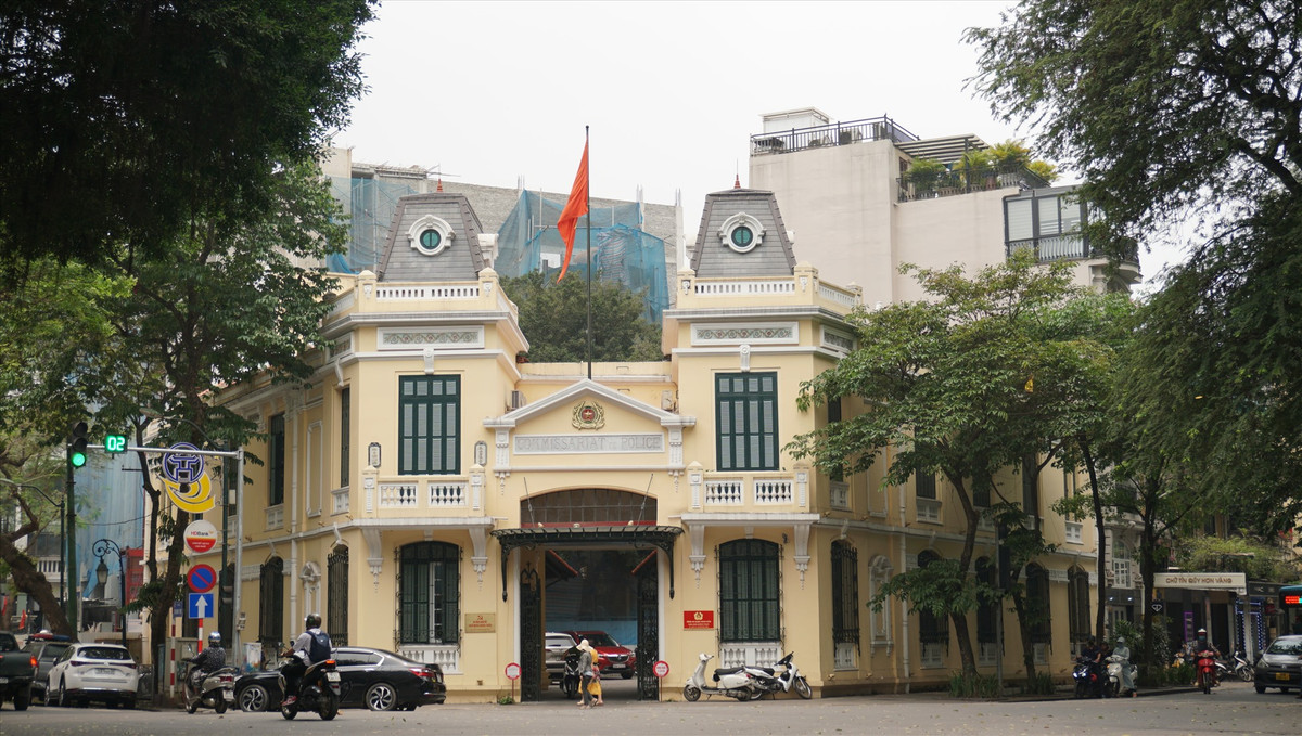  Trụ sở Công an quận Hoàn Kiếm tại ngã 4 Lê Thái Tổ - Bà Triệu - Hàng Khay - Tràng Thi được xây dựng từ cuối thế kỷ 19 theo phong cách kiến trúc Pháp. Việc trùng tu, tôn tạo công trình được thực hiện từ năm 2019-2020 và hoàn thành đầu năm 2022. Dòng chữ “Commissariat de Police” bằng tiếng Pháp (dịch nghĩa là Sở Cẩm) hiện vẫn được lưu giữ và nằm trên cổng trụ sở Công an quận Hoàn Kiếm.