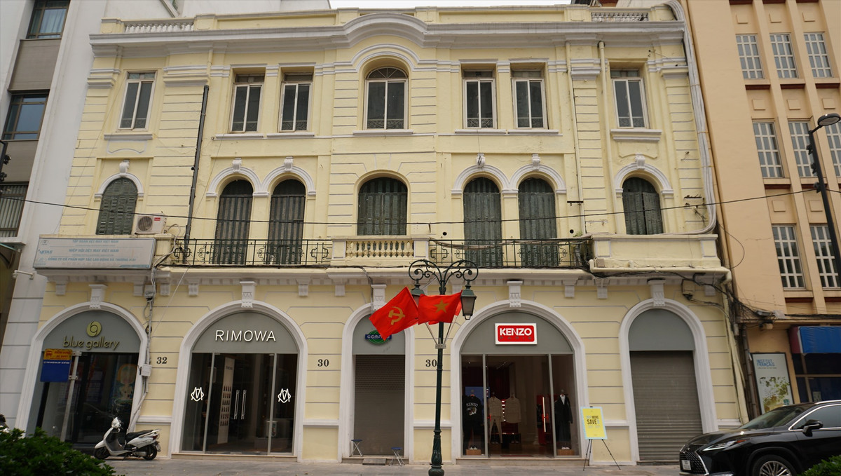  Tòa nhà số 30 phố Tràng Tiền cũng là một công trình được tu bổ, sửa chữa trong thời gian vừa qua. Toà nhà có lớp vôi tổng thể màu vàng; các chi tiết, hoa văn được sơn trắng.