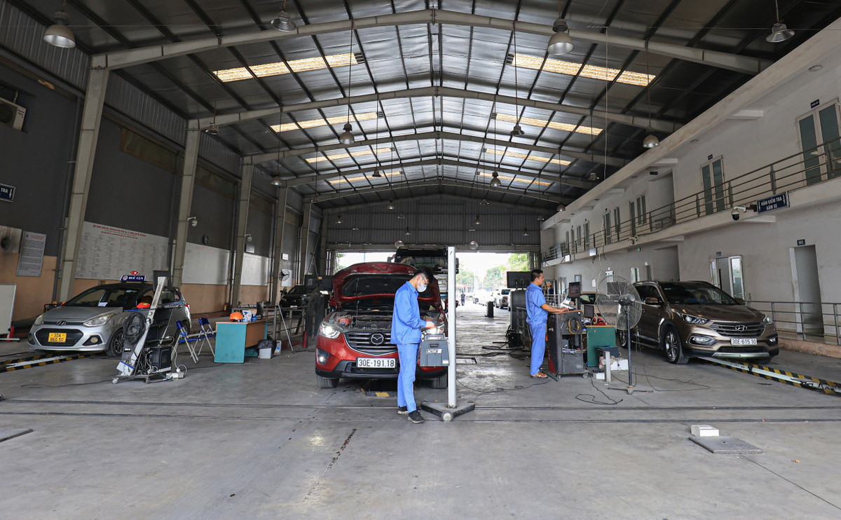 Chủ động hướng dẫn phân luồng, ưu tiên, tạo thuận lợi cho các phương tiện đã đăng ký lịch hẹn trực tuyến. Cùng đó, vận động cán bộ, công nhân viên tăng ca, làm thêm giờ kể cả ngày nghỉ, ngày lễ để phục vụ người dân; các đơn vị có trách nhiệm đảm bảo tốt nhất về điều kiện làm việc cũng như các chế độ đối với người lao động theo quy định.