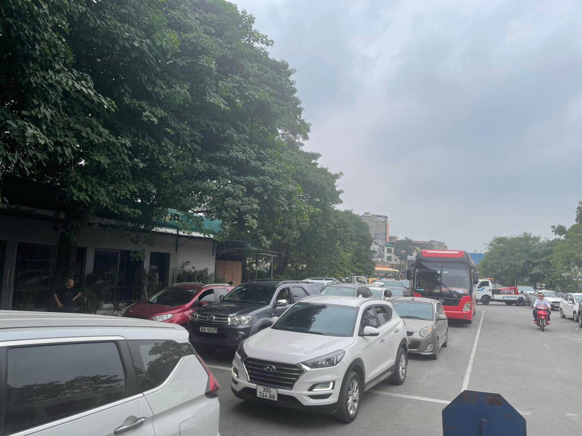 Đại diện Trung tâm Đăng kiểm 2903S cũng cho biết, nhờ dự báo của Cục Đăng kiểm Việt Nam, đơn vị đã chủ động bố trí nhân lực, thiết bị để phục vụ nhu cầu kiểm định của người dân. Những ngày qua, tại trung tâm đăng kiểm này, số phương tiện đến kiểm định tăng đột biến, trung bình khoảng 100 xe ô tô, chưa tính ô tô mới làm dịch vụ lập hồ sơ phương tiện.