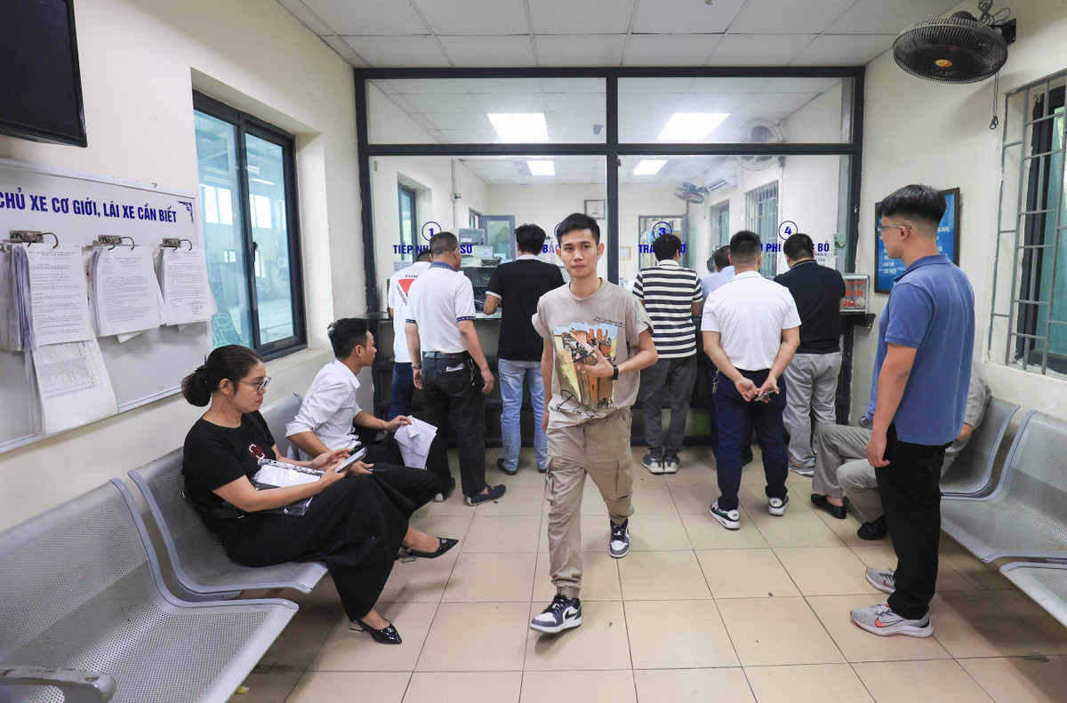 Anh Lê Minh Quang (trú tại Nam Từ Liêm, Hà Nội) cho biết, anh đưa phương tiện qua Trung tâm Đăng kiểm 2903V ở Cầu Giấy nhưng đã thấy xe chờ đăng kiểm xếp hàng dài nên chạy về Trung tâm Đăng kiểm 2903S ở Lê Quang Đạo, tình cảnh cũng không khá hơn nên vẫn phải xếp hàng đợi.