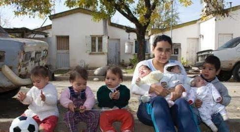 Lam 'chuyen ay' khi 13 tuoi, nu sinh co 7 dua con