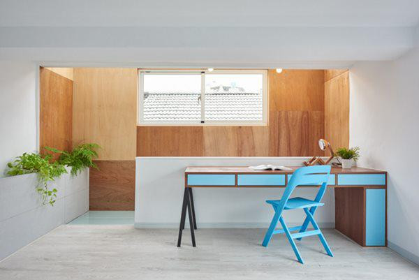 Đây là nơi tập trung khá nhiều ánh sáng nên được gia chủ tận dụng làm khu vực đọc sách.