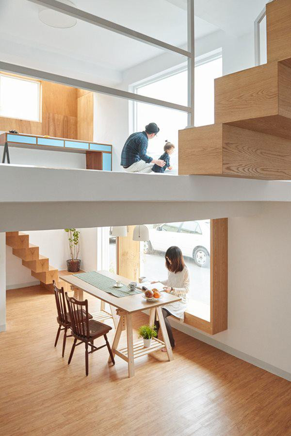 Gia chủ lựa chọn màu sơn trắng, kết hợp với nội thất gỗ tự nhiên sáng màu mang đến cảm giác ấm cúng, sang trọng.