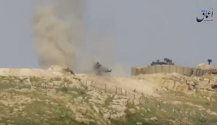 Tuy nhiên, không có dấu hiệu cho thấy chiếc xe tăng M60T bị phát nổ hay hư hại gì.