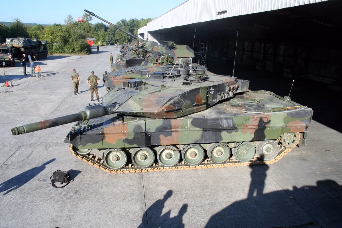 Vi sao Viet Nam nen mua ngay xe tang Leopard 2A6?