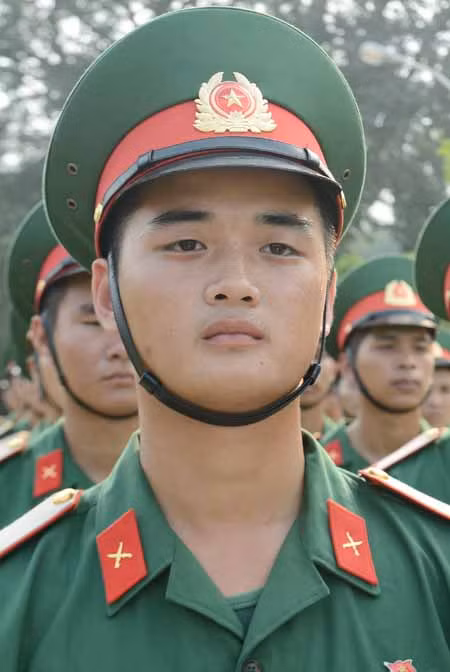 Chiến sĩ mới trong hàng quân.