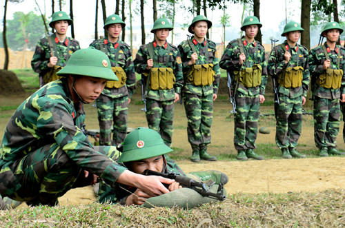 Cán bộ sửa tập, uốn nắn cho các chiến sĩ động tác nằm bắn súng tiểu liên AK.