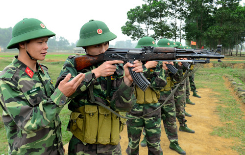 Tư thế đứng bắn luôn được các đồng chí cán bộ chỉ huy theo dõi sát sao, sửa tập tỷ mỉ.