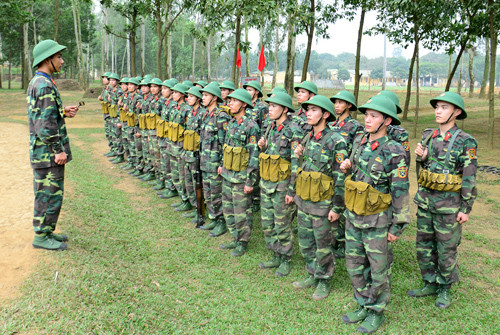 Thực hiện "Sai đâu sửa đấy", sau mỗi nội dung luyện tập, cán bộ trung đội tổ chức rút kinh nghiệm ngay.
