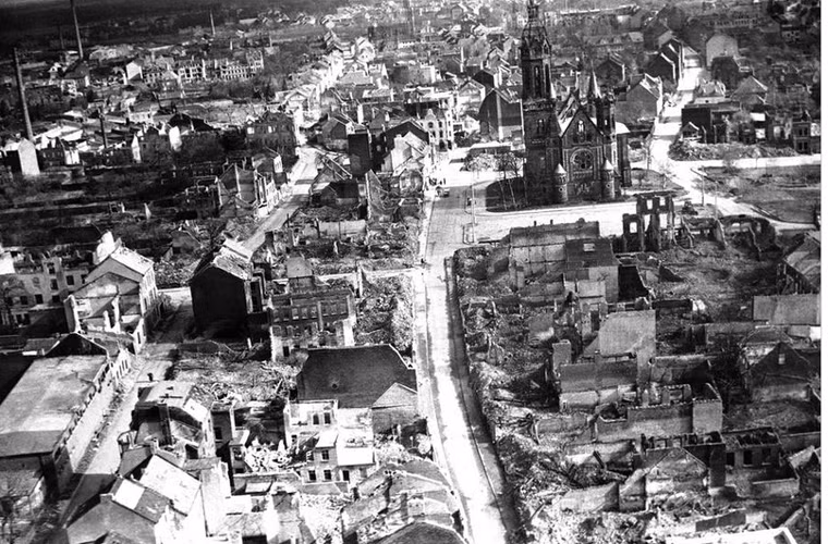 Tại châu Âu, nhiều nhà thờ bị phá hủy hoàn toàn sau khi trải qua Chiến tranh thế giới 2 đẫm máu. Ảnh chụp nhà thờ Munchengladbach ở Đức bị hư hại khá nghiêm trọng hôm 20/11/1945.