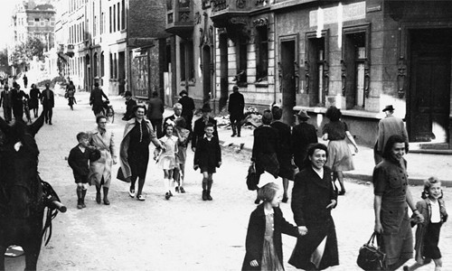 Những bà mẹ Đức rộn rã dắt con đi đăng ký học tại trường công lập đầu tiên do chính phủ Mỹ mở ngày 6/1/1945. Ảnh chụp tại khu phố Aachen, Đức.