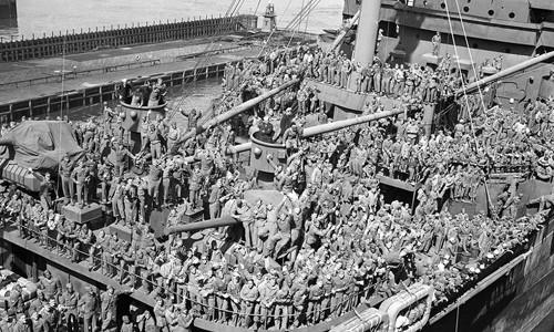 Tàu USS General W. P. Richardson của Mỹ cập cảng New York chở theo số lượng lớn binh sĩ tham chiến ở chiến trường châu Âu trở về nhà hồi tháng 7/1945.