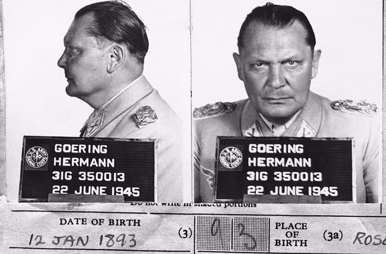 Hermann Goering - một trong những lãnh đạo cao cấp của lực lượng không quân phát xít Đức xuất hiện trong hồ sơ tội phạm chiến tranh ở Paris, Pháp ngày 5/11/1945. Goering đã đầu hàng binh sĩ Mỹ ở Bavaria ngày 9/5/1945. Sau đó, y được đưa ra tòa án Nuremburg để xét xử tội phạm chiến tranh đã gây ra.