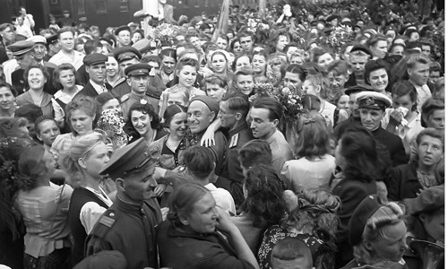 Những người lính Liên Xô trở về nhà trong niềm vui hân hoan chiến thắng, được người thân đón chào nồng hậu. Ảnh chụp tại một nhà ga ở Moscow năm 1945.