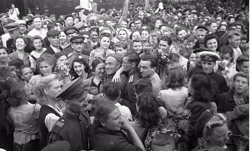 Những người lính Liên Xô trở về nhà trong niềm vui hân hoan chiến thắng, được người thân đón chào nồng hậu. Ảnh chụp tại một nhà ga ở Moscow năm 1945.