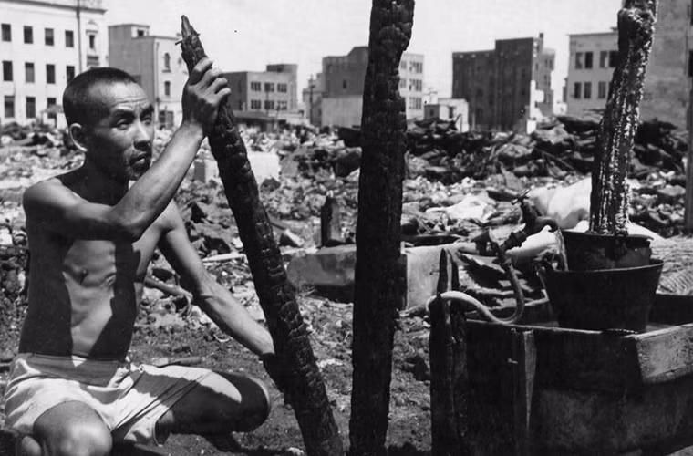 Một người đàn ông Nhật Bản ngồi giữa khu vực hoang tàn đổ nát, mọi thứ bị thiêu rụi - nơi đây từng là ngôi nhà ông sinh sống ở Yokohama, Nhật Bản.