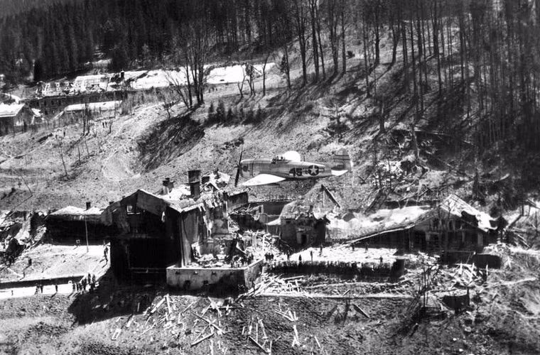 Máy bay P-47 Thunderbolt của quân đội Mỹ hạ cánh ở khu vực đổ nát từng là nơi Hitler rút lui ở Berchtesgaden, Đức ngày 26/5/1945. Trên mặt đất vẫn còn hiện rõ nhiều hố bom lớn là minh chứng cho cuộc giao tranh ác liệt giữa quân đồng minh với phát xít Đức.