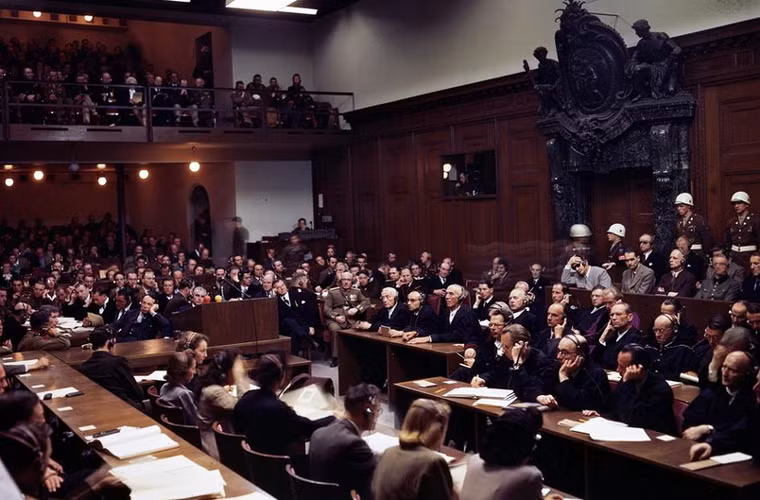 Bên trong tòa án Nuremburg xét xử tội phạm chiến tranh năm 1946. Nhiều tên tội phạm khét tiếng dưới thời Hitler đã bị đem xét xử và lĩnh án nghiêm khắc.