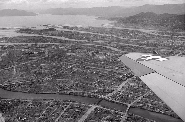 Ảnh chụp từ trên cao thành phố Hiroshima, Nhật Bản 1 năm sau khi bị Mỹ ném bom nguyên tử ngày 20/7/1946. Thành phố này đã bắt đầu công cuộc tái thiết, xây dựng đất nước nhưng hậu quả cuộc chiến tranh vẫn còn khá rõ nét.