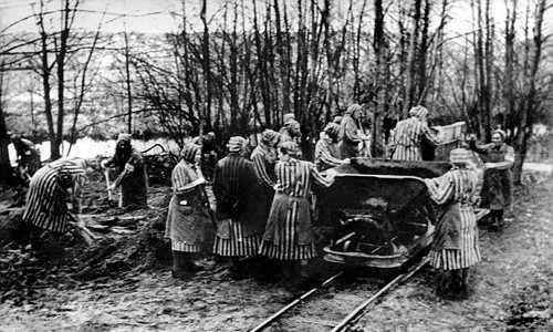 Nữ tù nhân làm công việc nặng nhọc, khiến một số người tử vong khi làm việc.