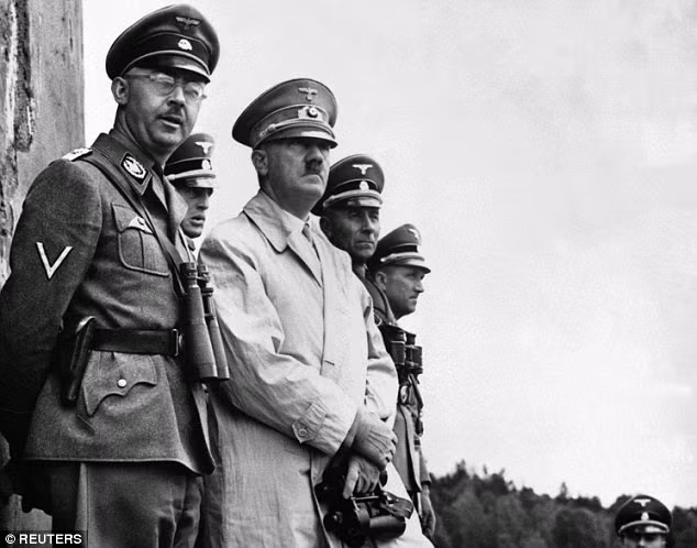 Trước khi phát xít Đức bại trận, Heinrich Himmler (bên trái ảnh) là người giám sát toàn bộ hệ thống trại tập trung. Trong đó, trùm phát xít này thường xuyên tới trại tử thần Ravensbruck.