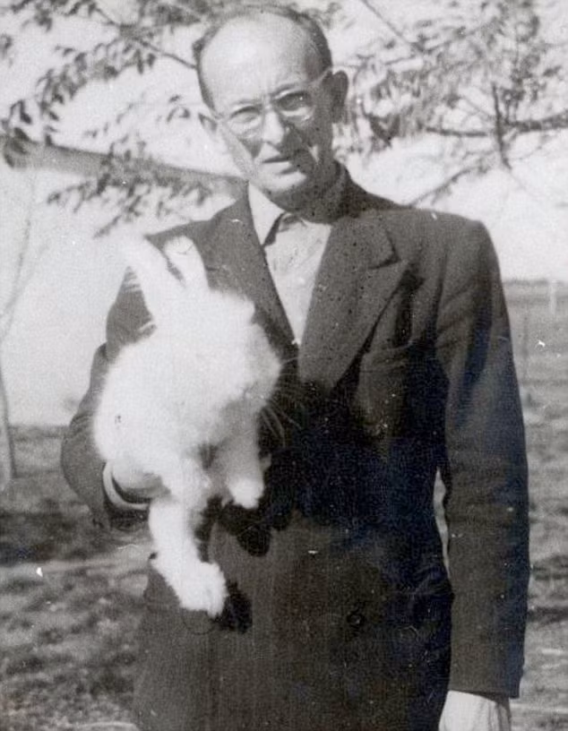 Adolf Eichmann cũng tham gia việc giám sát nạn diệt chủng người Do Thái trong đó có việc tra tấn, giam cầm và giết tù nhân bằng phòng hơi ngạt...