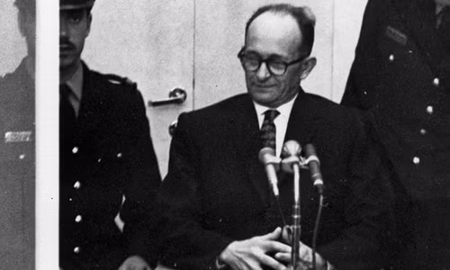 Năm 1938, Eichmann trở thành người đứng đầu văn phòng di cư của người Do Thái ở Áo. Thực chất công việc của y là giết hại những người Do Thái ở châu Âu.