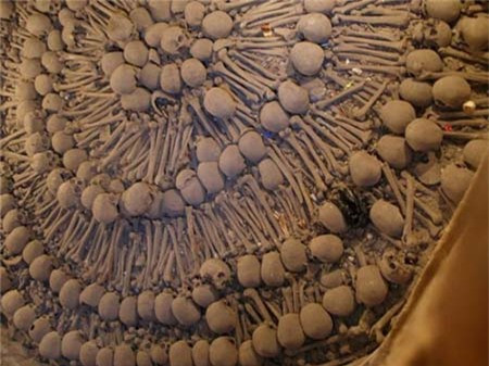 Tu viện San Francisco nằm ở thành phố Lima, Peru nổi tiếng thế giới khi có một hầm mộ chôn cất người quá cố ở bên dưới.