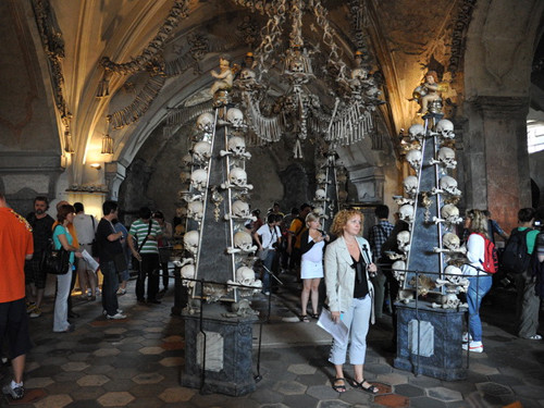 Nhà thờ xương người Sedlec Ossuary ở Sedlec, ngoại ô của Kutná Hora – Cộng hòa Czech khiến mọi người không khỏi rùng mình mỗi khi đặt chân đến. Vào thế kỷ 15, tầng hầm tại nhà thờ là nơi để các bộ hài cốt của những người chết bởi nạn dịch hạch hoành hành trước đó ở châu Âu. Năm 1870, thợ điêu khắc Frantisek Rindt đã trang trí nhà thờ với những bộ xương trên.