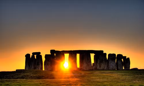 Các sóng âm thanh phát ra từ phía mỗi người chơi sẽ loại trừ lẫn nhau, tạo ra điểm âm thanh khác biệt. Tuy giả thuyết của tiến sĩ Waller chỉ là suy đoán nhưng các nhà nghiên cứu khác đều có chung nhận định rằng, bãi đá cổ Stonehenge là nơi tạo ra những âm thanh tuyệt vời.