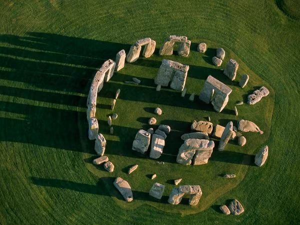 5. Bài tập xây dựng nhóm. Stonehenge có thể là một công trình được xây dựng giống như bài tập xây dựng nhóm thời cổ đại. Theo giáo sư Pearson, khu vực bãi đá cổ Stonehenge bắt đầu quá trình xây dựng trùng với thời điểm tăng dân số thời đồ đá ở Anh. Có lẽ người cổ đại đã liên kết, chung sức với nhau để xây dựng một đài tưởng niệm.