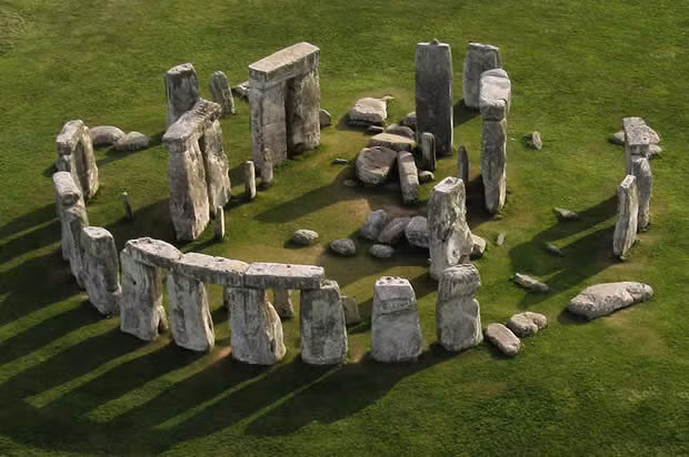 4. Một đài quan sát thiên văn. Theo một giả thiết khác, Stonehenge là một trong những đài thiên văn cổ xưa nhất thế giới được các thầy tế xây dựng. Vào mùa hè, trục quay của Stonehenge nằm trùng khớp với góc Mặt Trời mọc.