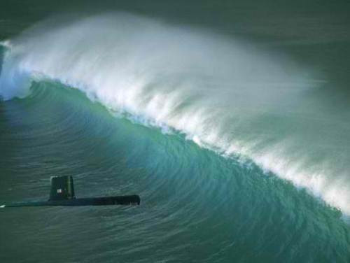 Lực này có thể một mình nó không đủ mạnh để ảnh hưởng lên tàu biển nhưng khi kết hợp với việc con thuyền đang đi vào vùng trũng giữa hai con sóng khi biển động thì lực mascon có thể nhấn chìm dễ dàng một con tàu xuống đáy biển.