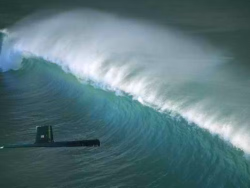 Lực này có thể một mình nó không đủ mạnh để ảnh hưởng lên tàu biển nhưng khi kết hợp với việc con thuyền đang đi vào vùng trũng giữa hai con sóng khi biển động thì lực mascon có thể nhấn chìm dễ dàng một con tàu xuống đáy biển.