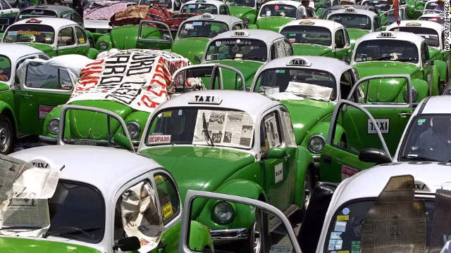Thành phố Mexico tự hào là quốc gia có số lượng taxi hùng hậu nhất thế giới, khoảng 100.000 taxi hoạt động mỗi ngày.