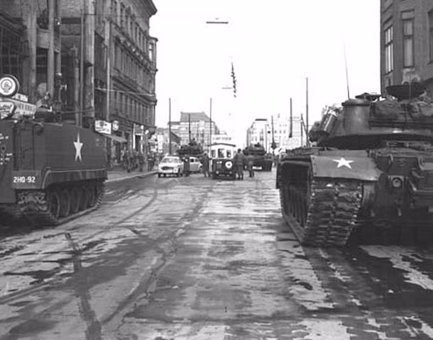 Robert Heinlein tiên đoán về Chiến tranh lạnh trong cuốn sách “Solution Unsatisfactory” xuất bản năm 1940 - trước khi Mỹ tham gia Chiến tranh thế giới 2 cũng như chưa xuất hiện thông tin về vũ khí hạt nhân. Ông tiên tri Mỹ sẽ phát triển vũ khí nguyên tử và trở thành quốc gia đầu tiên sử dụng loại vũ khí chết chóc này.