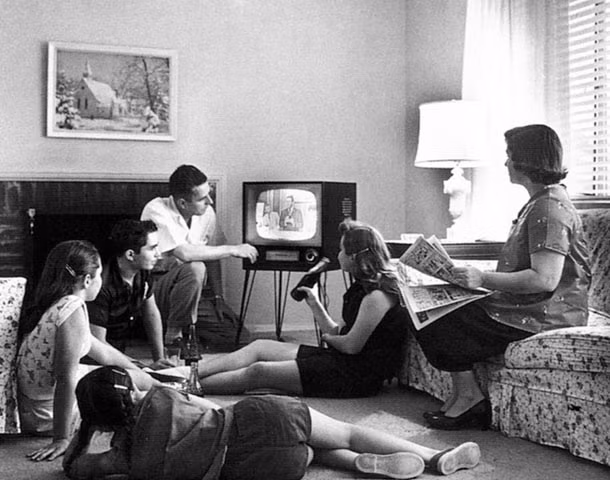 Kỹ sư người Mỹ John Elfreth Watkins làm việc tại Viện Smithsonian đã đưa ra một số tiên đoán chính xác đến kinh ngạc vào năm 1900. Những lời tiên đoán của ông được đăng tải trong bài viết "Những điều sẽ xảy ra trong 100 năm tới". Trong đó, ông tiên đoán con người sẽ có thể nhìn thấy những gì đang diễn ra trên toàn thế giới thông qua một màn hình được nối với các camera bằng các bảng mạch điện tử.