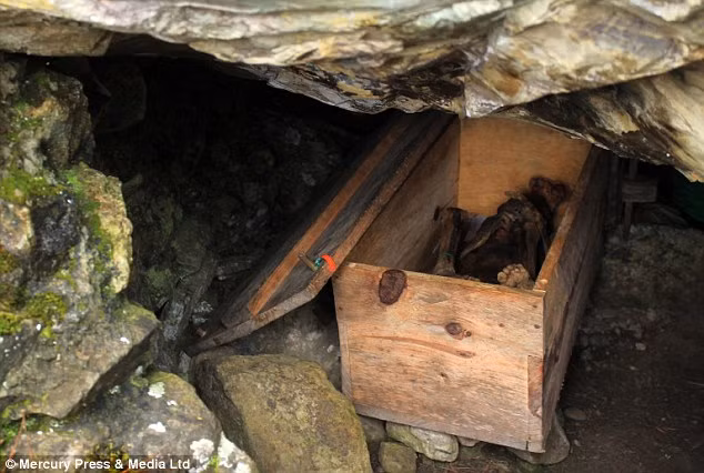 Một số xác ướp được đặt trong hộp gỗ để bảo quản di hài người quá cố tốt nhất. Thông thường, quá trình ướp xác như thế này của người Ibaloi có thể mất vài tuần, thậm chí vài tháng.