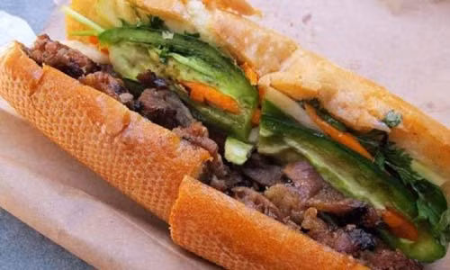 Bánh mì kẹp Việt Nam là sự kết hợp hoàn hảo giữa nguyên liệu phương Đông và phương Tây. Những nguyên liệu chủ yếu để tạo nên một chiếc bánh mì kẹp hấp dẫn bao gồm bánh mì nhân thịt (thường là thịt lợn nướng, thịt viên hay thịt nguội), dưa chuột thái lát, rau mùi, cà rốt, patê gan và một chút Mayonnaise. Địa điểm tuyệt vời nhất để thưởng thức món ăn ngon này là trên đường phố Sài Gòn.