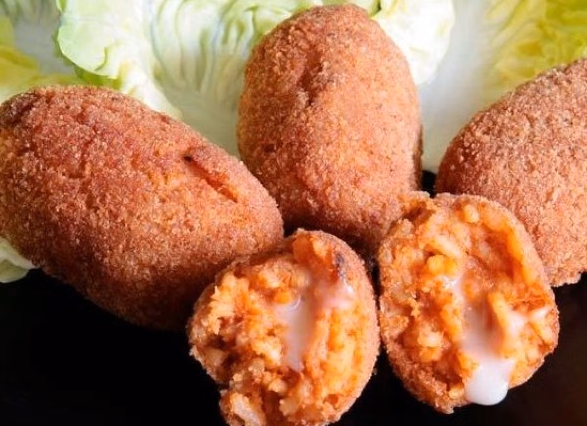 Suppli là món ăn được làm từ gạo, thịt bò, cà chua và phô mai Mozzarella. Đây là món ăn đường phố nổi tiếng ở Rome, Italy. Trước đây, món ăn này thường bán ở trên đường phố nhưng hiện thực khách có thể thưởng thức món ăn gây nghiện này ở bất cứ cửa hàng pizza và hàng tạp hóa ở Rome. 